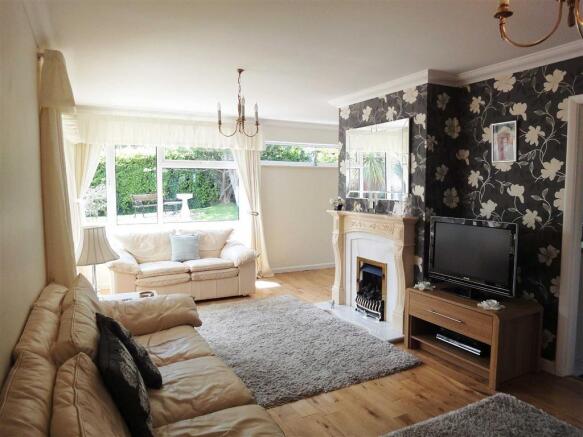 LIVING/DINING ROOM