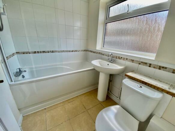 8 Thackery bathroom.jpg