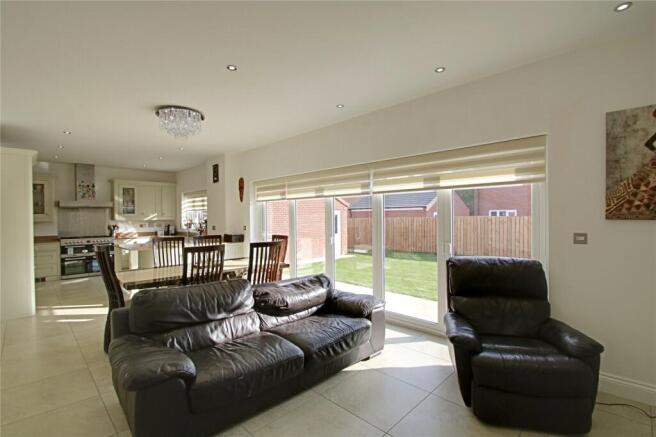 5 bed Detached for sale Image 5
