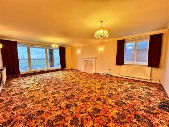LOUNGE WITH DINING AREA