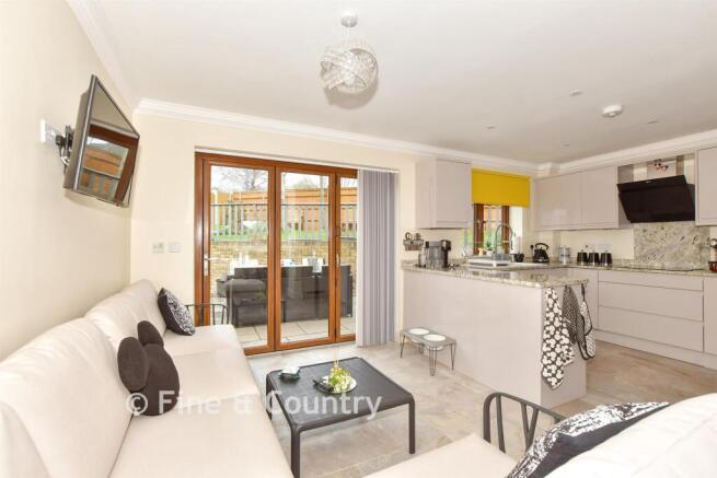 Kitchen/ Breakfast Area