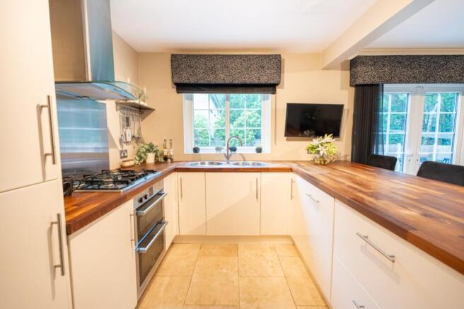 4 bed Detached for sale Image 5