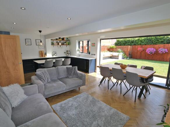 4 bed Detached for sale Image 5