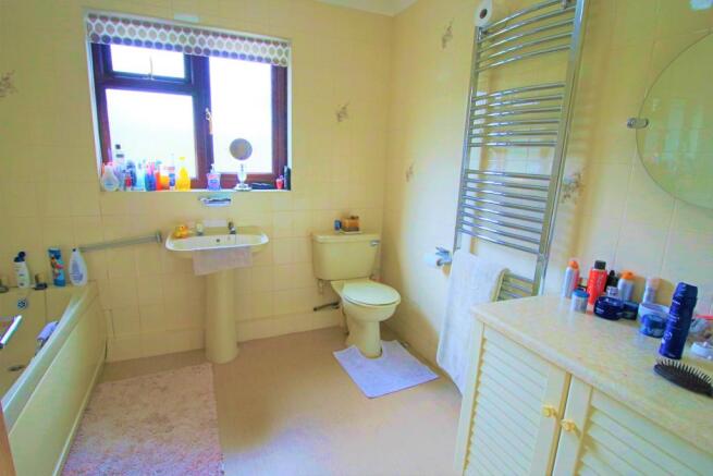 Family bathroom angle 2