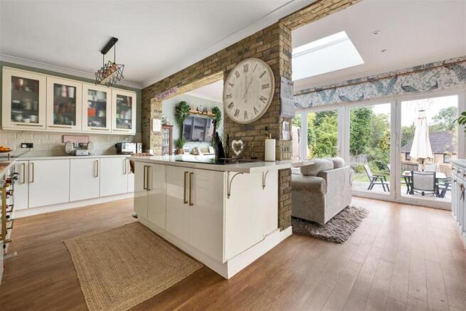Larkshall Crescent, E4