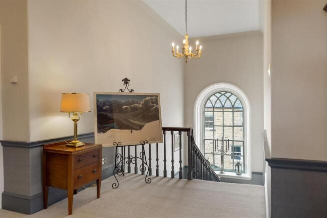 6 bed Detached for sale Image 11