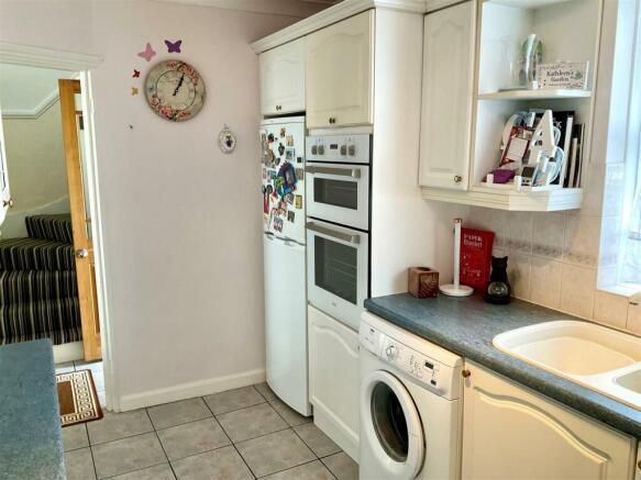 kitchen pic2.jpg