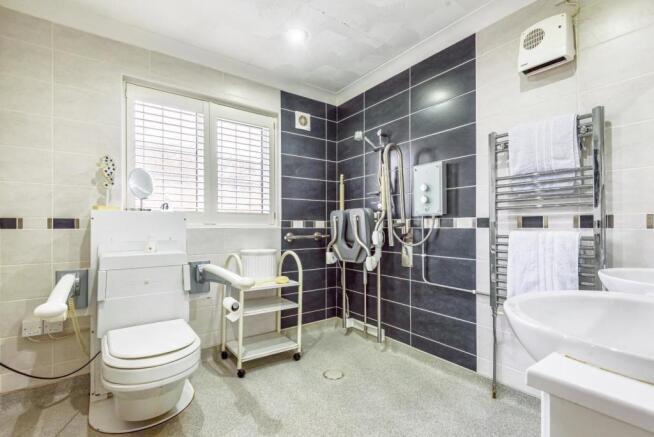 WET ROOM (former bathroom)