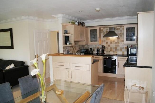 FULLY FITTED KITCHEN