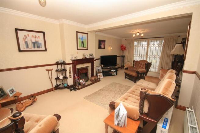 ATTRACTIVE SPACIOUS LOUNGE
