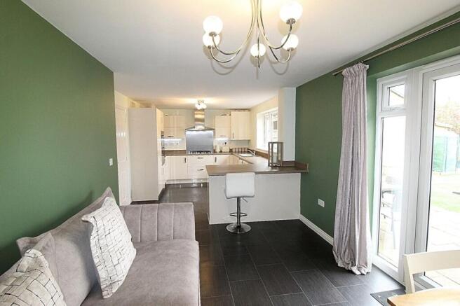 5 bed Detached for sale Image 12