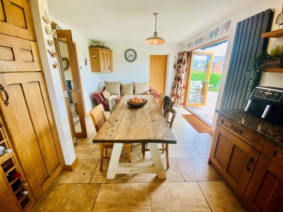 Kitchen/ Dining Room