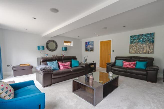 5 bed Semi-Detached for sale Image 5