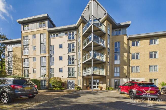 2-bed flat on Oxford Road, Halifax, West Yorkshire, HX1, £220,000