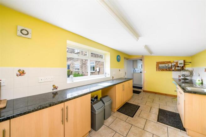 4 bed Detached for sale Image 7