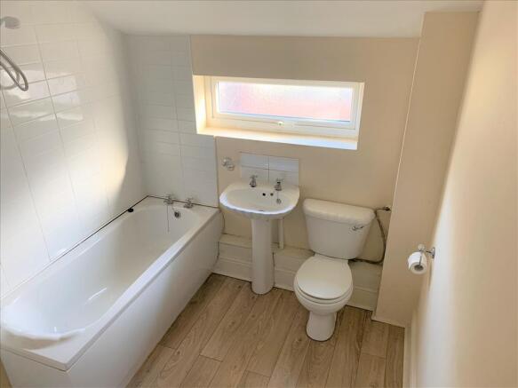 FAMILY BATHROOM WC