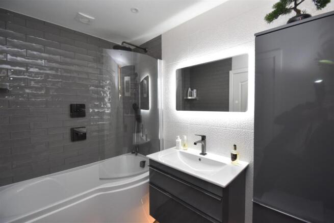Bathroom (1).JPG