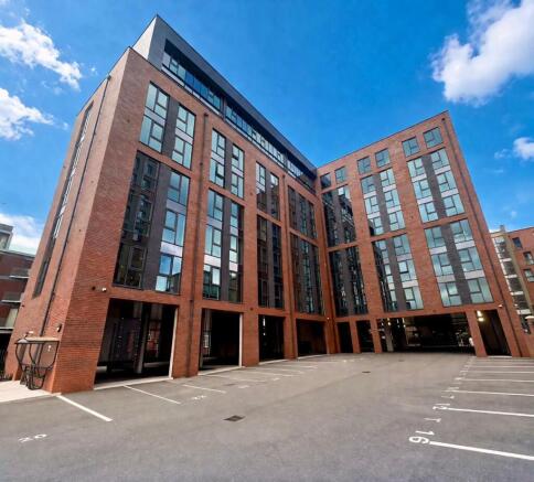 3 bed Apartment to rent Image 11