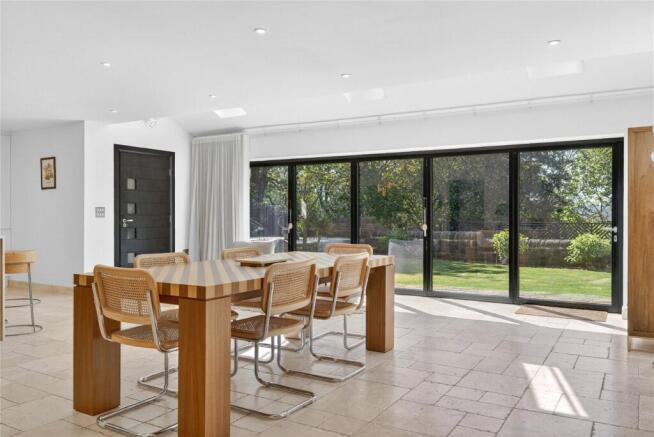 6 bed Detached for sale Image 7