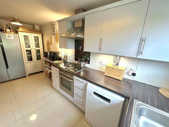 3 bed Semi-Detached for sale Image 12