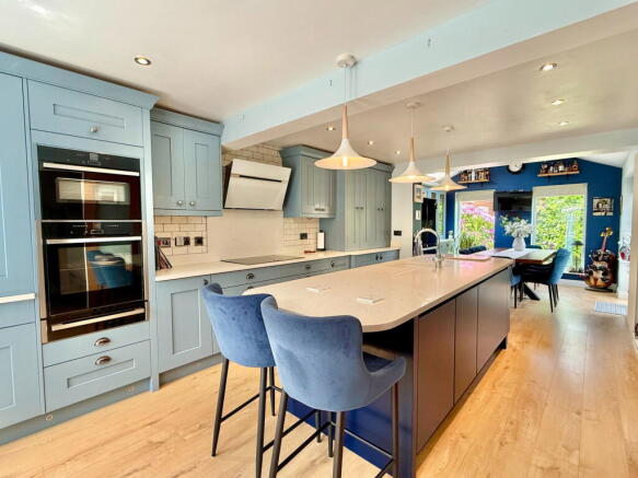 5 bed Detached for sale Image 4