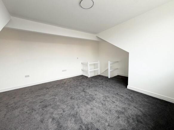 2 bed Terraced to rent Image 5