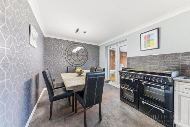 4 bed Detached for sale Image 8