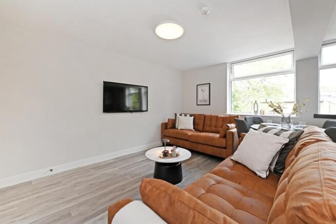 4 bed Apartment to rent Image 4