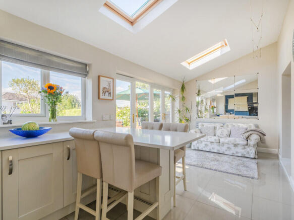 5 bed Detached for sale Image 11