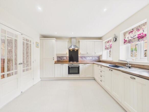 3 bed Semi-Detached for sale Image 6