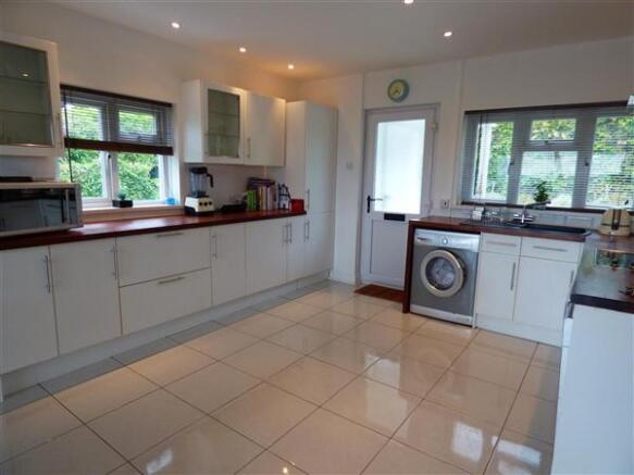 KITCHEN/DINING