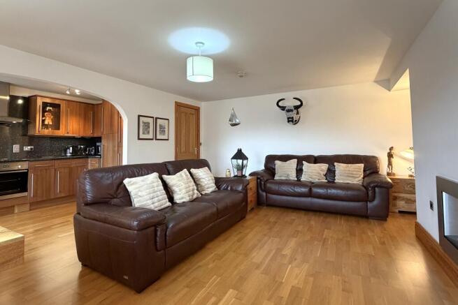 3 bed Flat for sale Image 3