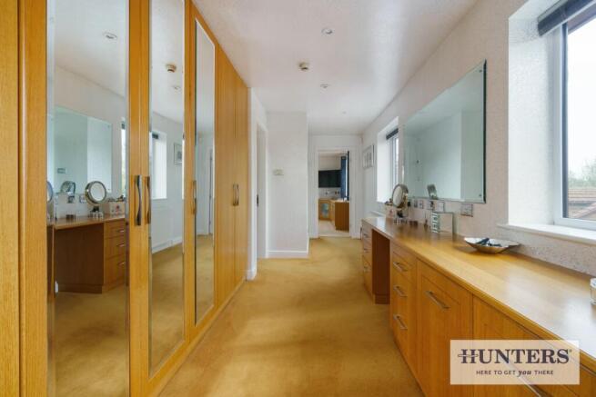 5 bed Detached for sale Image 9