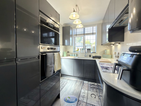3 bed Semi-Detached for sale Image 8