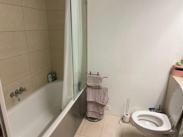 04 - Bathroom.jpeg