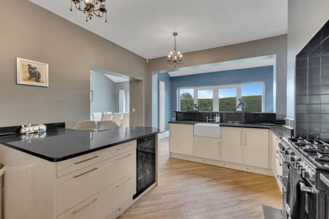 5 bed Detached for sale Image 9
