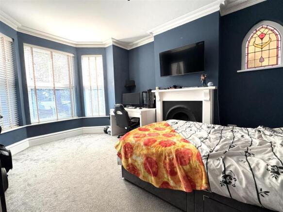 LOUNGE/BEDROOM 4: