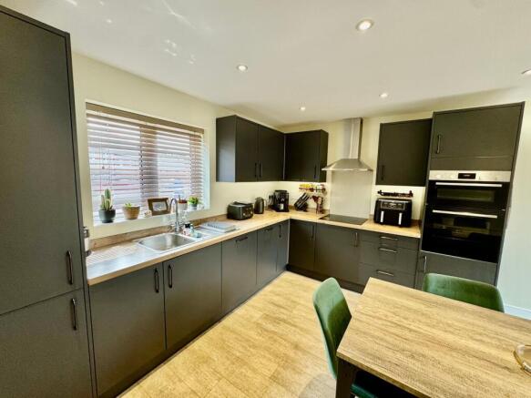 Fully Fitted Kitchen
