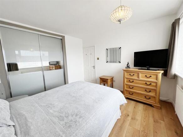 Bedroom 1 pic 2.jpg
