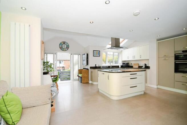 KITCHEN 02.jpg