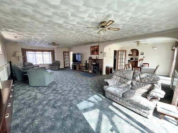 LOUNGE/DINING ROOM