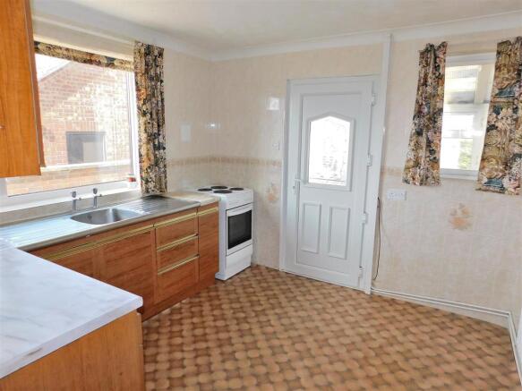 KITCHEN 2.JPG