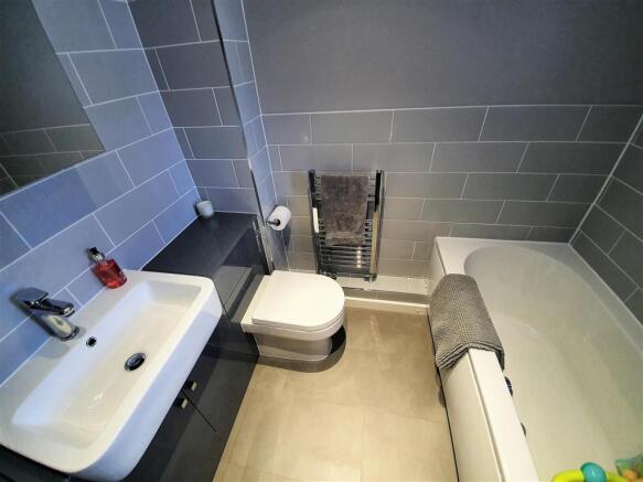 4 Chatsworth Crescent downstairs bathroom1.jpg