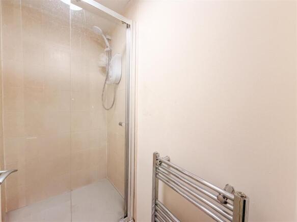 4 bed House to rent Image 6