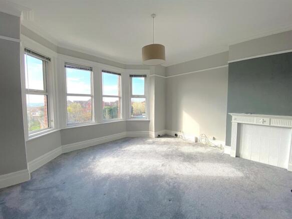 122 Dorset Rd - Lounge1.jpg