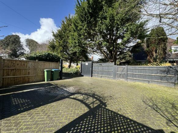 DRIVEWAY & PARKING