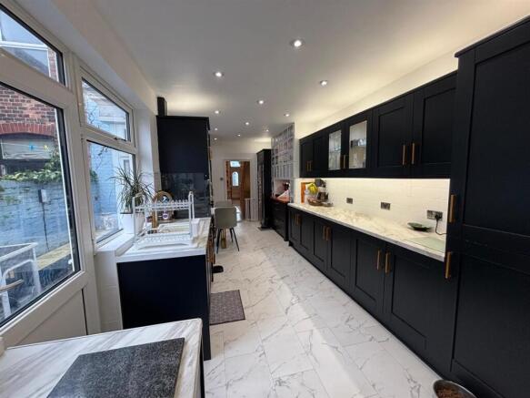 5 bed Terraced for sale Image 4