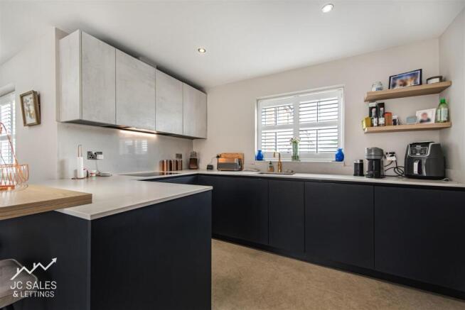 4 bed Detached for sale Image 7