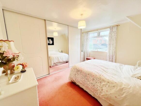 Bedroom 1 pic 1.jpg
