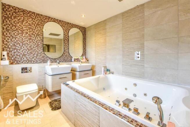 4 bed Detached for sale Image 9